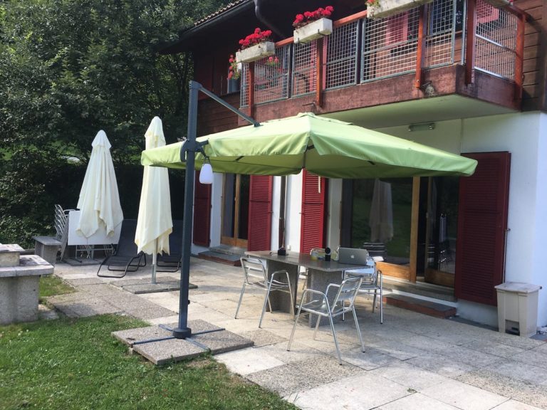Loisir sur place terrasse, barbecue gaz et charbon, chaises longes  résidence les papaillons Gruyere Fribourg Suisse