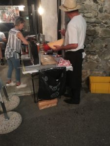 raclette au feu de bois soirée repas traditionnel Gruyere Fribourg Suisse