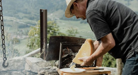 raclette au feu de bois soirée repas traditionnel Gruyere Fribourg Suisse