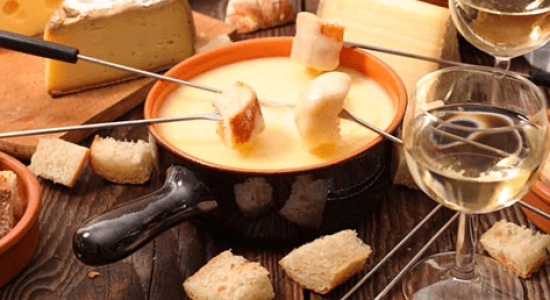 venez prendre un repas traditionnel entre amis, en famille, entre collègues de travail, pour un anniversaire, raclette fondue roesti Malakoff Gruyere fribourg suisse