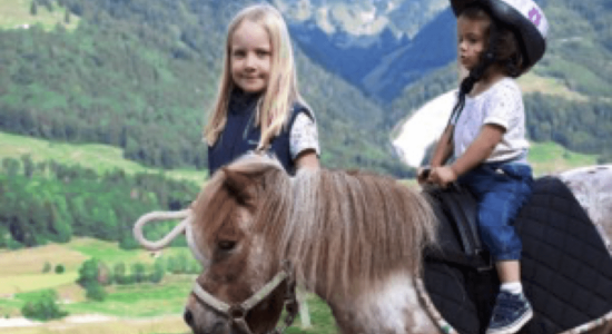 sortie poney pour enfant loisir résidence les Papaillons Gruyere Fribourg Suisse