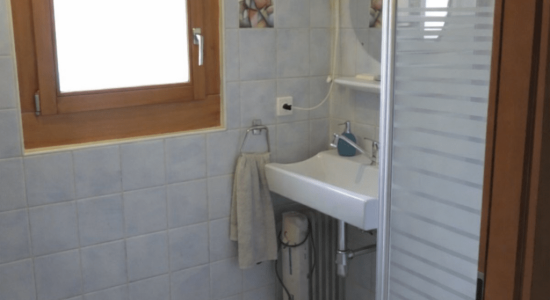 Image des 2 salles de bain location-maison-vacances-piscine-10-personne location-maison-vacances-gruyere-suisse
